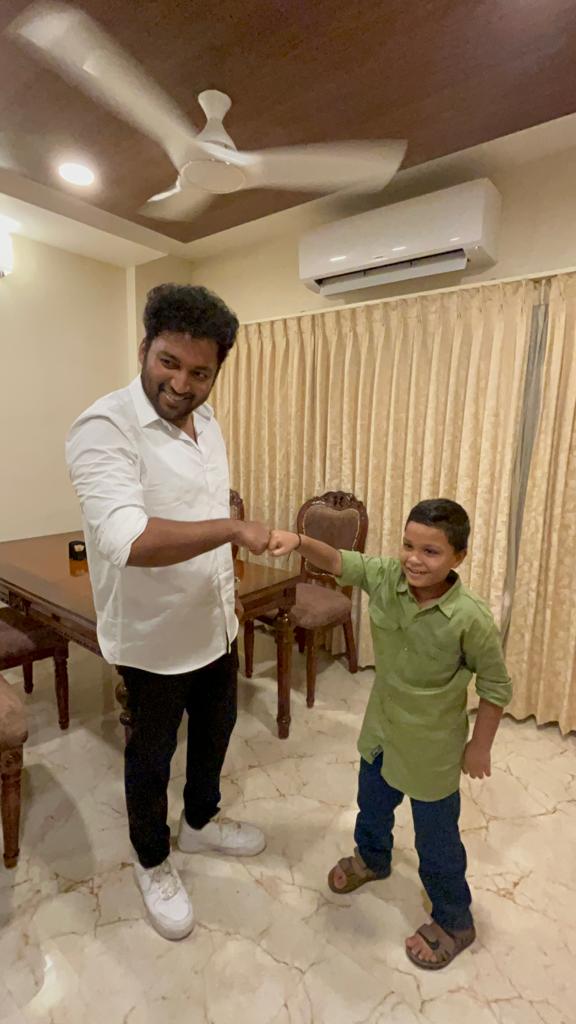 Mr. Vikraman turns into a kid when he sees a kid

Vikku's Never Ending Love For Kids.

#Vikraman #AramVellum #AramVellumLegalAid
#nambikkainayagan