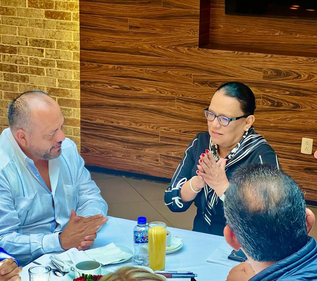 sofis73's tweet photo. En Compañía de Secretarios Generales del Sindicato Único de trabajadores del Gobierno de la Ciudad de México; sostuvimos un encuentro entre amigos, con la Secretaria de Protección Ciudadana Federal, Rosa Isela Rodríguez. 

A la cual recordamos con mucho cariño https://t.co/1wYnJhqnEM