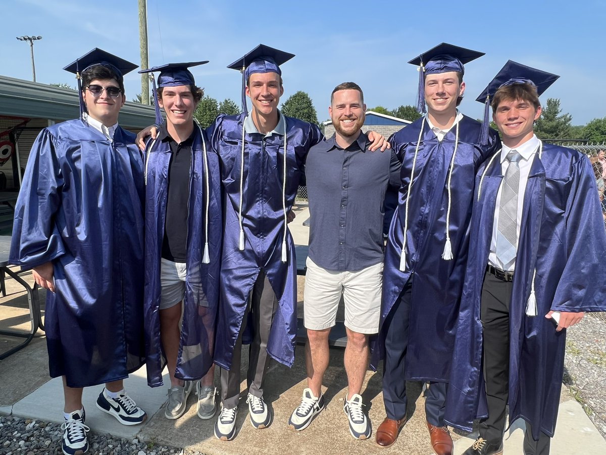 J_Burris_1's tweet photo. Congratulations to these FHS graduates! #Classof2🏀23 https://t.co/fJHduOzii1