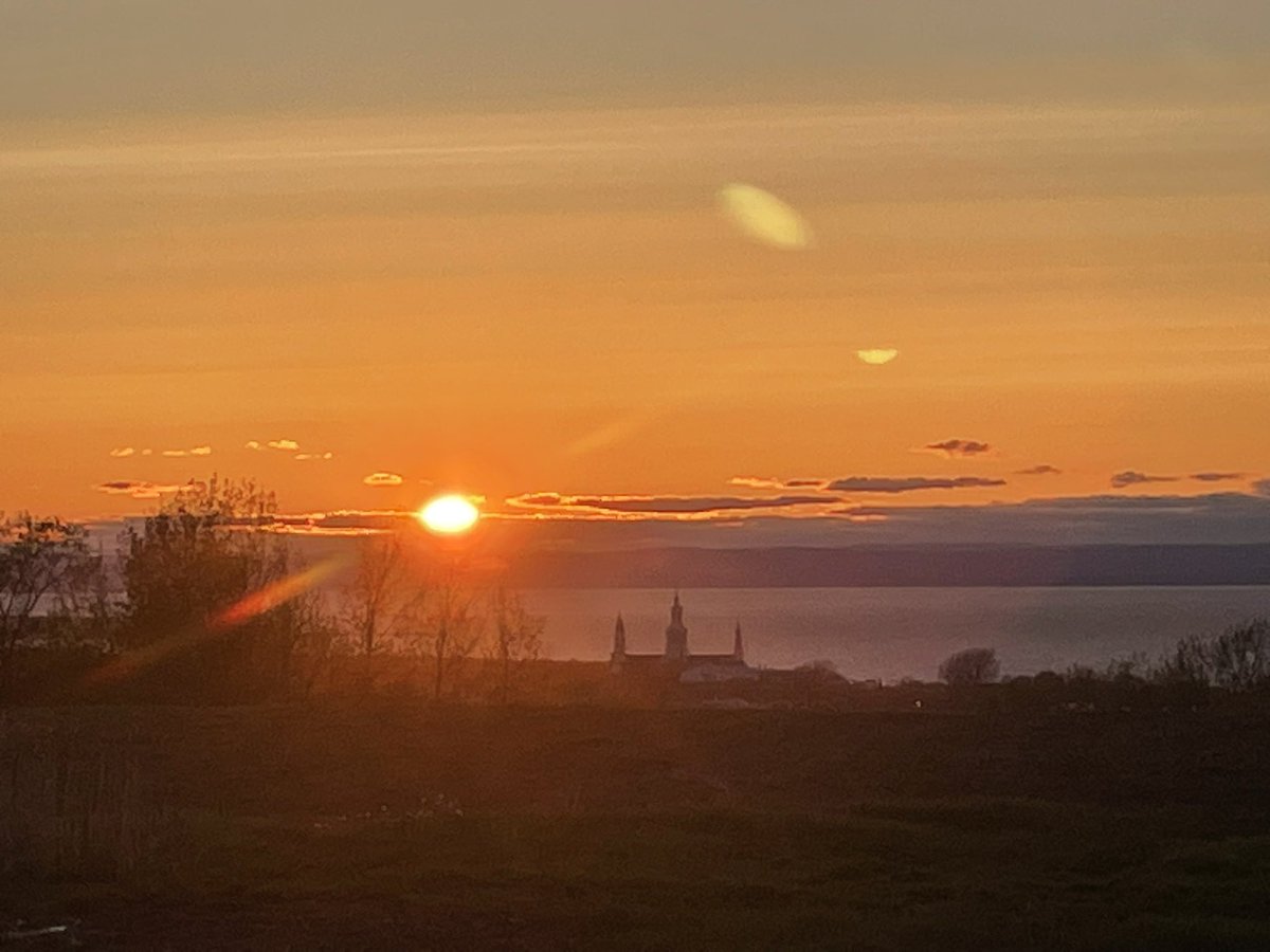 turkeynator_85's tweet photo. One natural thing I always get to enjoy seeing when I’m come visit the family. #sunset #troispistoles #basdufleuve 🌗 https://t.co/PBEb8qNkDu