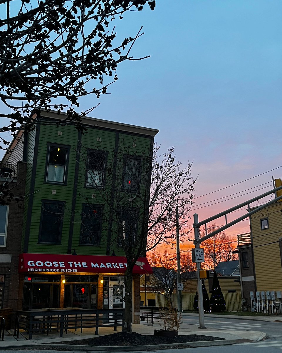 GoosetheMarket's tweet photo. sun’s setting tonight on deadline to order #MemorialDayWeekend Specials: snag new burger &amp; brat flavors, Goose-style track packs, #Batali sando kit, @FischerFarmsIN dry-aged steaks #FlashSale 🚨 All-Indiana Charcuterie Boards 🏁, more: order by Sun 5/21 at https://t.co/WXdYAK8mhF https://t.co/Bx0Fhj69Hz
