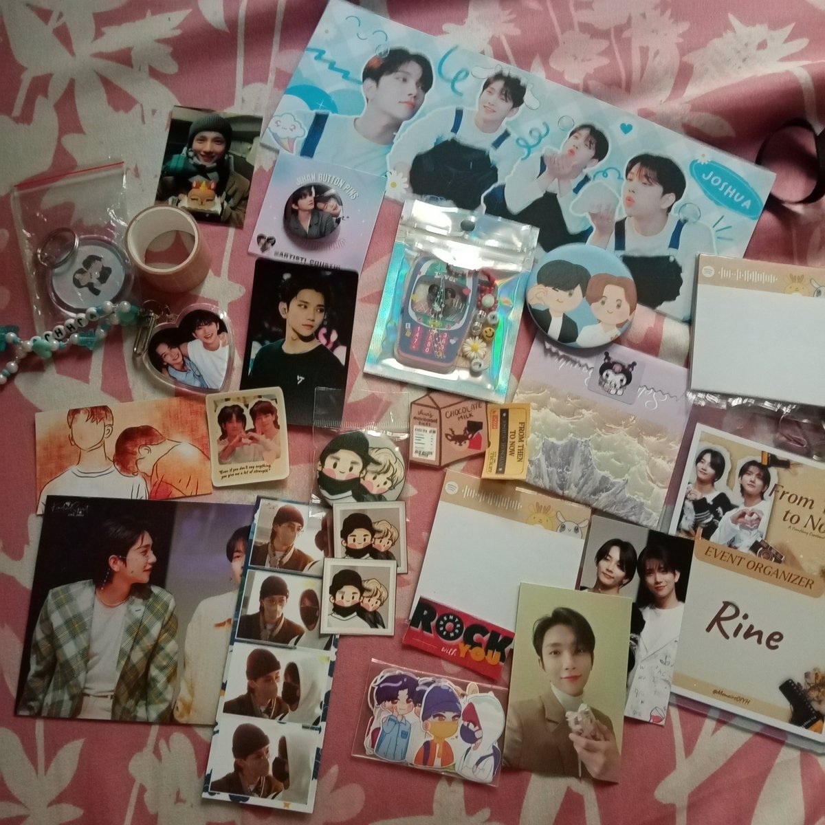 woniesyh's tweet photo. so many freebies haha thank you sa namigay! nakalimutan ko yung mga @ na nagbigay neto kahapon sa'kin hahahah 🥺🤍 @MemoirsOfYH
#FromThenToNowYH #aDecadeWithYH #MemoirsofYH https://t.co/DSnAiSAo17
