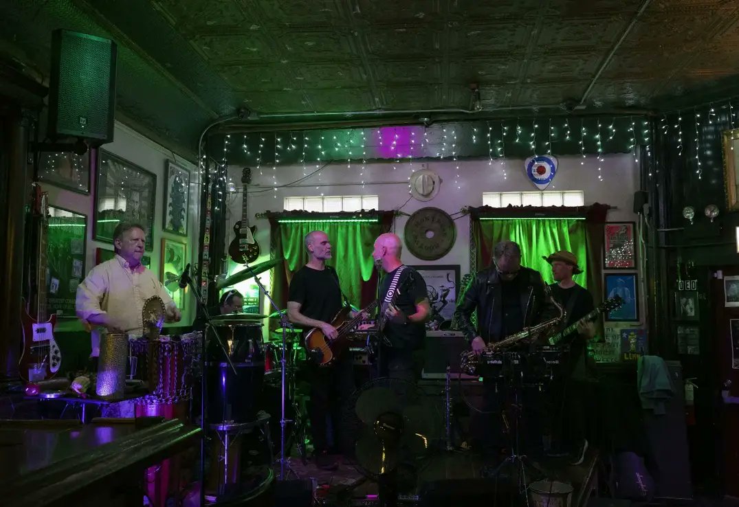 Modiviccan's tweet image. Some shots from  our show at @MontroseSaloon #Chicago
#Postpunk #Modiviccan 
#Jamband 
#Chicagomusic