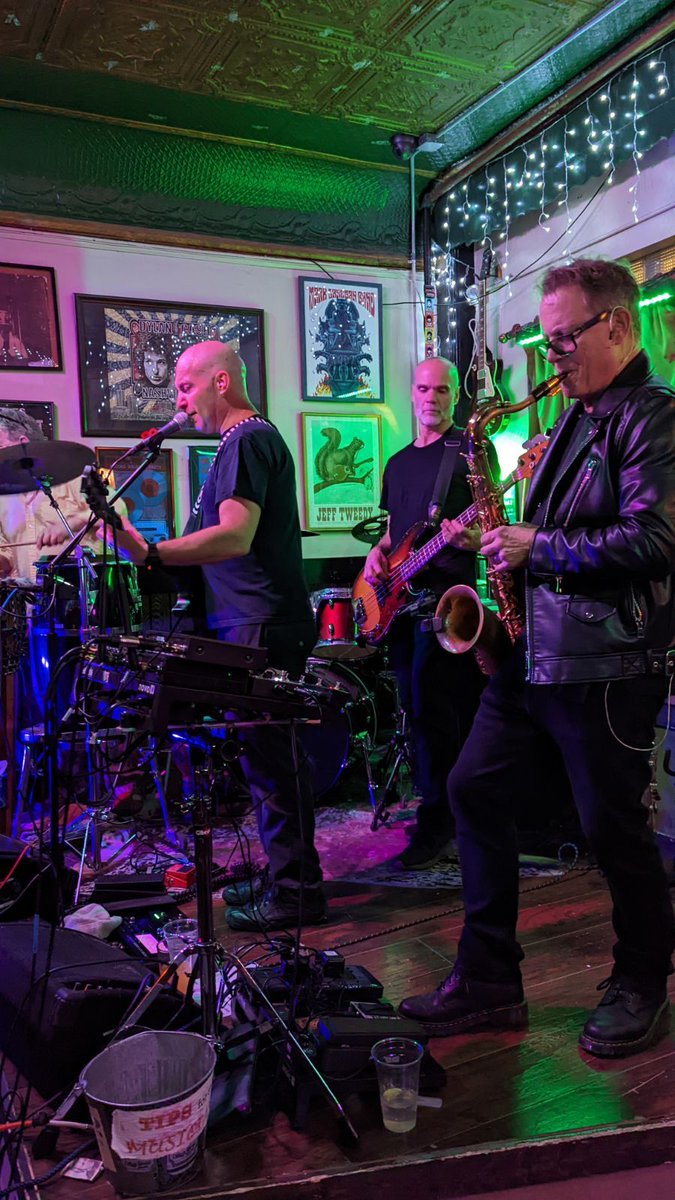 Modiviccan's tweet image. Some shots from  our show at @MontroseSaloon #Chicago
#Postpunk #Modiviccan 
#Jamband 
#Chicagomusic