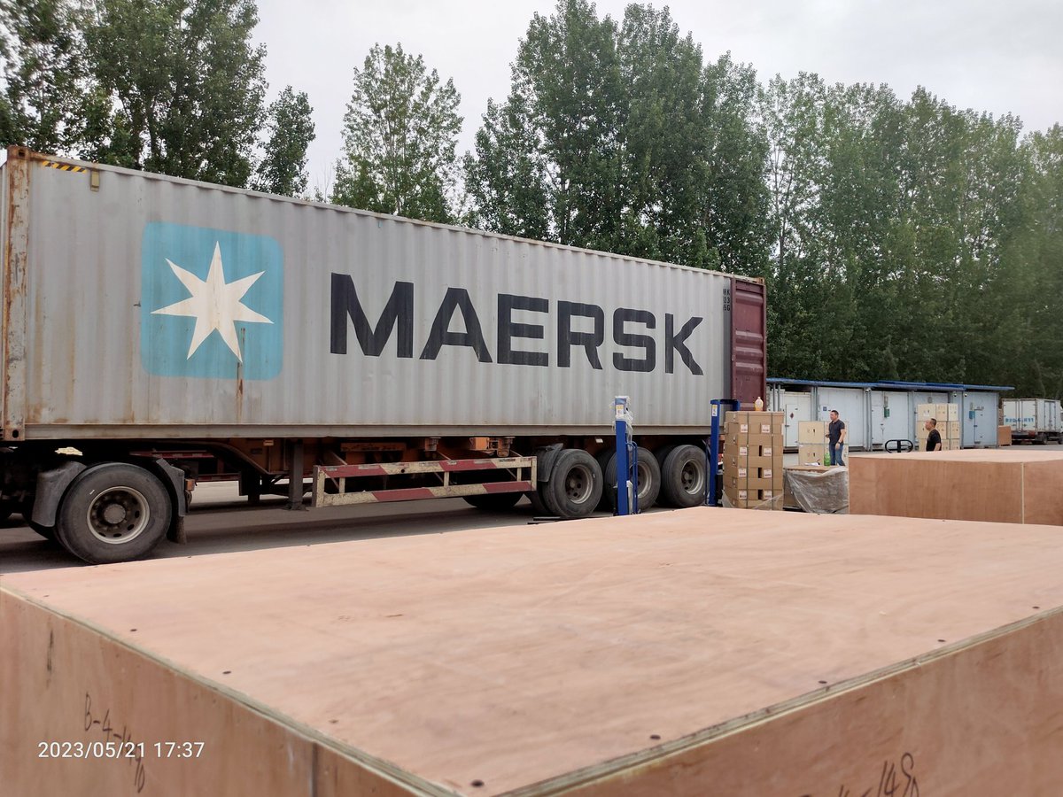 iLaserCNC's tweet image. Two containers are loading, #lasercutter #lasermarkingmachine
