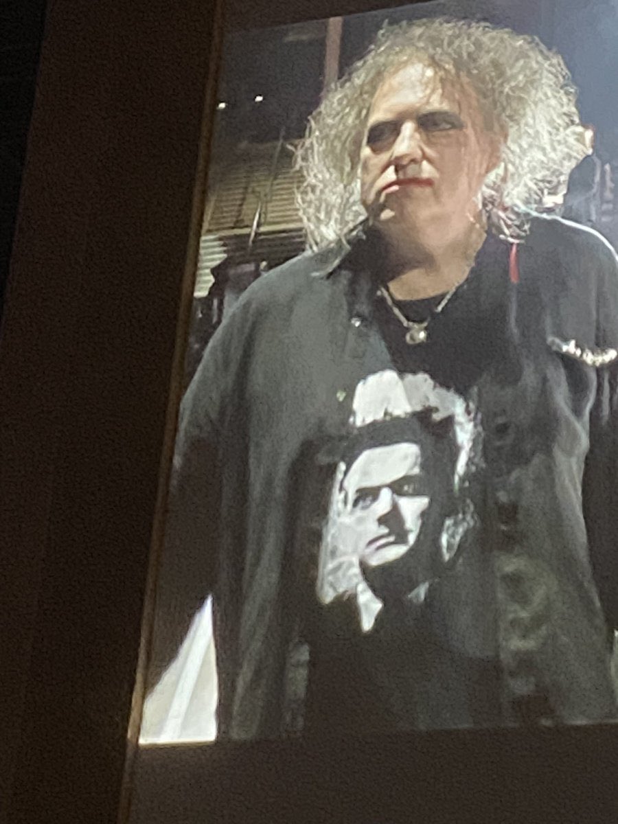 ecto_fun's tweet photo. robert smiths shirt last night https://t.co/PspswKT43V