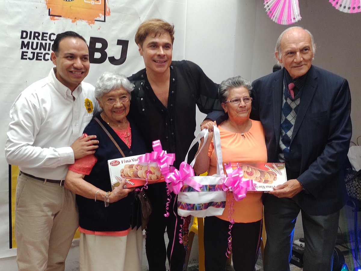 prdbjcdmx's tweet photo. Nunca es tarde para celebrar a nuestras #MamásBJ 🌹, en el marco del #DiaDeLaMadre y en compañía de nuestro Dip. Fed. @LuisMendozaBJ 🔵🟡🔴, realizamos un convivio en honor.
#PRDBJ #PRDCDMX #NoraArias #PRDsomosTODOS https://t.co/xLF14Eu58t