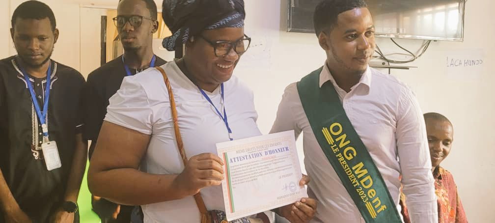 edlab_abdoul's tweet photo. Ce dimanche 21 mai 2023, l'ONG Même Droits pour les Enfants ( M.D-Enf) a tenue une assemblée annuelle et de cette même occasion a fêté sa première année d'existence en présence de plusieurs invités.
Slam
Conte
Moment de partage
Lieux: la #MAOG https://t.co/gDBd6J9S29