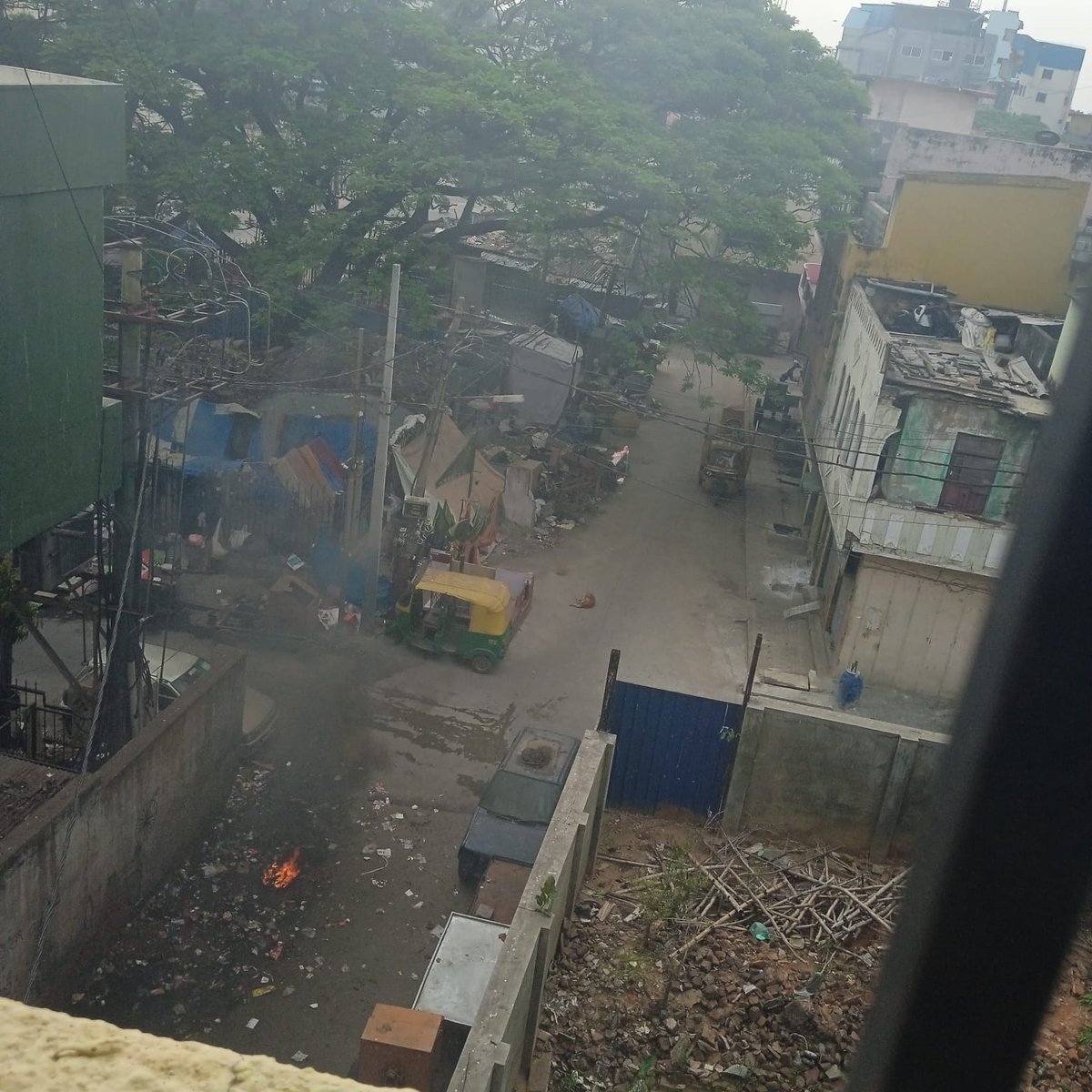 monisoni123's tweet photo. @sajhm13 @Sahanasatianaat @NammaBengaluroo @anil_lulla @BLRrocKS @WFRising @citizensforblr @namma_BTM @Namma_Bengaluru @BetterBengaluro @localby56 People are burning plastic chemical waste near to JC road, Bank of Baroda 5th cross on daily basis leading to emission of deadly chemical smoke causing huge air pollution..that to BBMP only is burning it.. https://t.co/wXlWoie1le