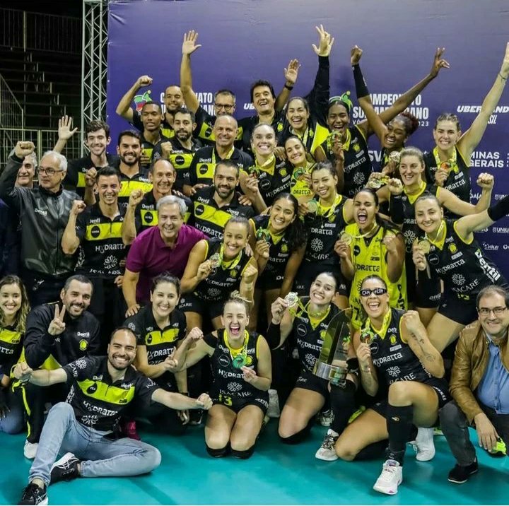 Domingo passado nesse horário estávamos sendo bicampeões pela 2ª vez em 1 semana, o que dizer desse elenco que entrou na nossa vida, cativou, cultivou nosso coração e vai deixar saudades, provaram que juntas como uma família podem tudo, que as que sair tenha um futuro brilhante+