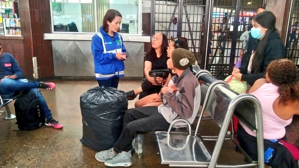 Supertransporte's tweet photo. Por las terminales terrestres del país se movilizan millones de viajeros que optaron por un transporte legal. Desde la @TerminalBogota nuestros regionales le recuerdan a los usuarios la importancia de viajar con legalidad pues esto contribuye a la #SeguridadVial. https://t.co/1mCpHrCLJw