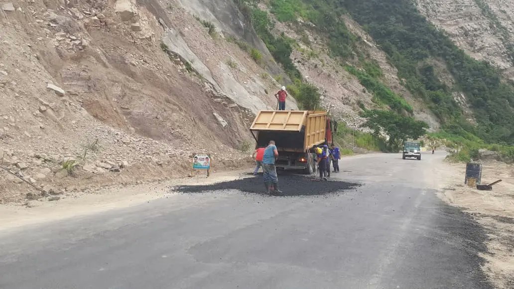Gobernador <a href="/JEHYSONGUZMAN/">JEHYSON GUZMÁN</a> avanzan con el plan de bacheo en la local 008, carretera que comunica El Vigía con la ciudad de Mérida. A través de la secretaria de servicios públicos se han colocado más de 19 toneledas de asfalto a la altura del puente Caracol.

#UnidosSomosMejores