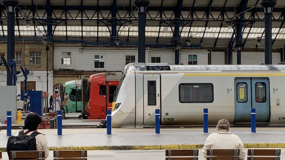LudwigTails's tweet image. Back to present day… (or yesterday as the time of posting).
On Sunday cuz of a Pokémon go event. I went out and decide to check out activities at Brighton station. 

(1st pic) the 3 main type of trains that are now running into and out of Brighton.

#class377 #class387 #class700