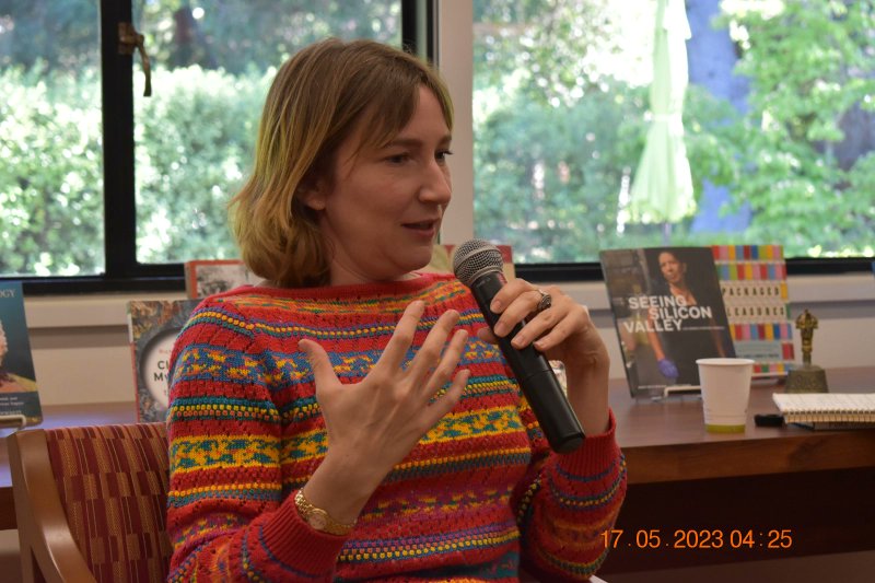 📚🤖 Join me for a fascinating journey into the world of AI and human character with author Sheila Heti! In this captivating thread, we'll delve into her conversations with chatbots and her upcoming novel. 

Let's dive in:

#AuthorInsights  #WritingProcess #ImmersiveReading