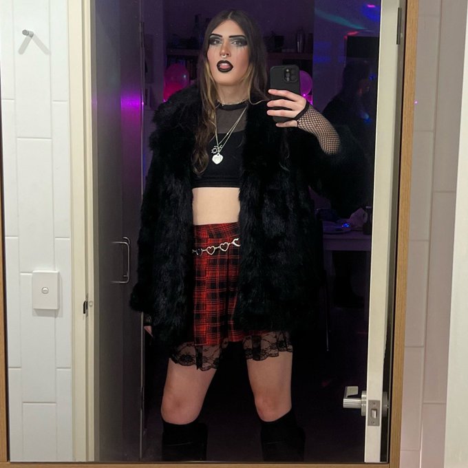 It&rsquo;s time to submit 🌑🩸🔪😈🔥🦇🖤 https://t.co/EynjKdGVqP