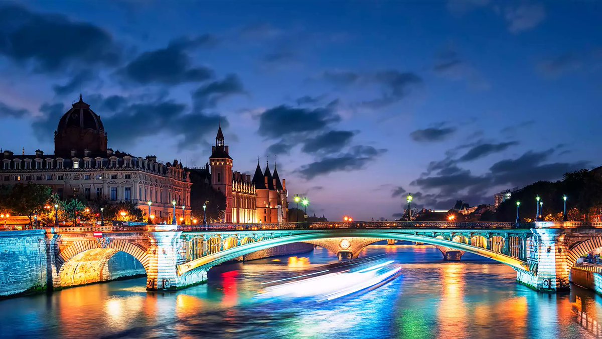 bingphotograph's tweet photo. Pont d’Arcole on the Seine river, Paris, France © StockByM/Getty Images #wallpaper 每日 #必应美图 #壁纸。 https://t.co/SH1Wchx8D3