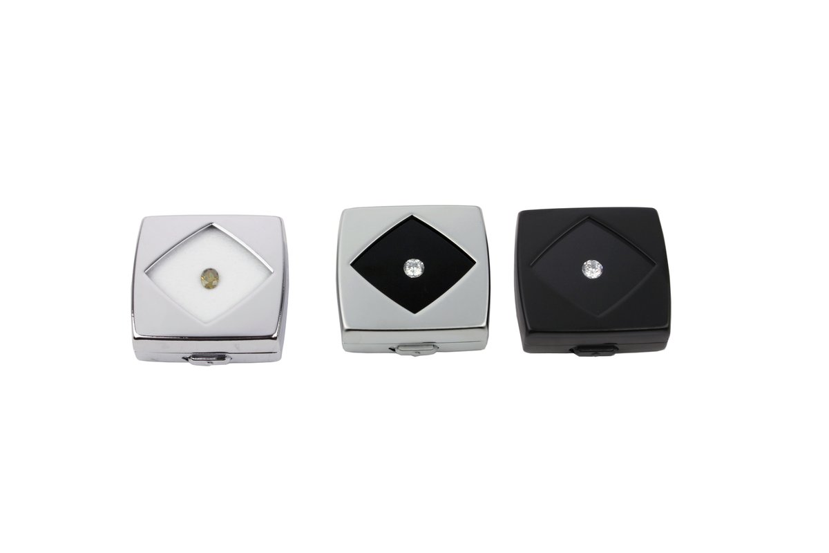 GemtrueUK's tweet image. DK21670 New Metal Display Box
Box size: 53 x 52 x 19mm.
Available in matte black, matte silver and shiny silver.
Newly designed patented diamond display box.
#diamonddisplaybox #diamondbox #diamondboxset #loosediamondbox #jewelrypackagebox #jewelrytrayset #diamonddisplaytray