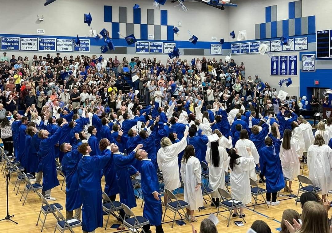 SandyBrunswick's tweet photo. 👨‍🎓👩‍🎓 Congratulations to the Elmwood High School Class of 2023! #ForeverRoyals💙🤍 https://t.co/8rkMfJu7KM