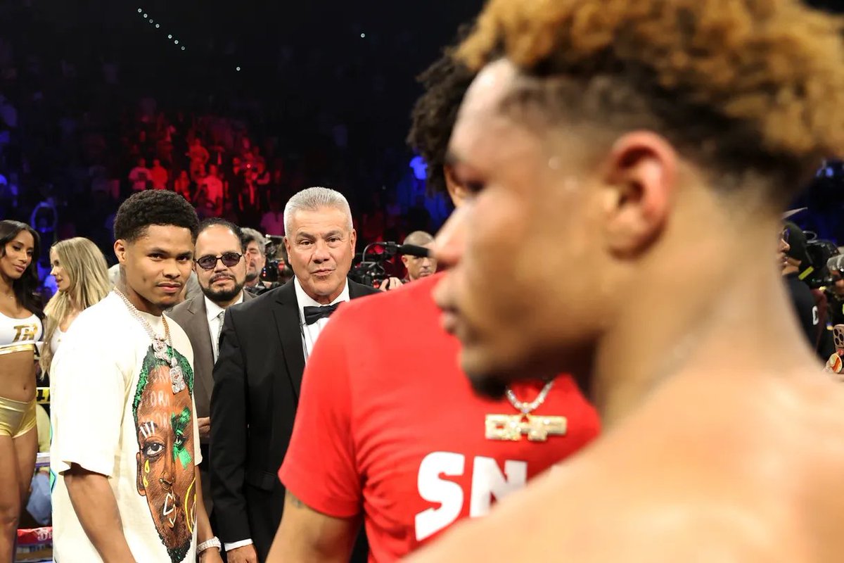 CaydentheGeek's tweet image. This photo took me! 🤣
Shakur really wants the smoke. Nothing and no one can convince me otherwise. If a man looked at me like that on the train I would have slap him. So disrespectful!!! 💀
#HaneyLoma #ShakurStevenson #DevinHaney