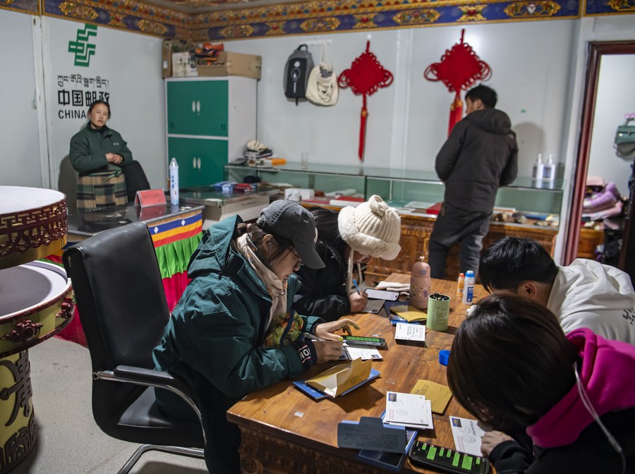 ZhengguanNews's tweet image. The Mount #Qomolangma base camp for tourists is dotted with #tent hotels that accommodate travelers from afar. The tents are made from black yak fur, a unique scene at the mountain foot.
