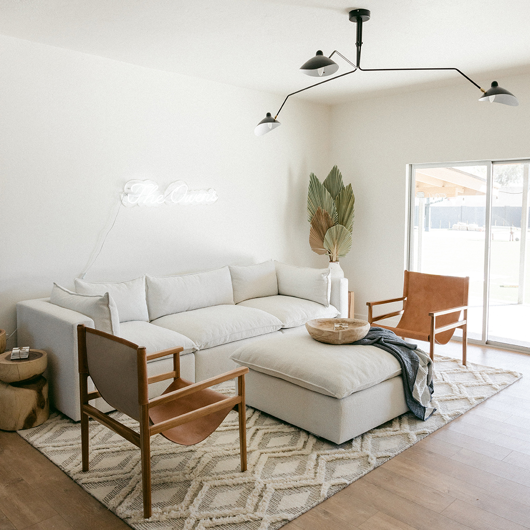 ubertor's tweet image. Having a simple design layout for your living room doesn't mean sacrificing style or personal touches. You can still infuse your personality into the space through carefully selected furniture, or a few statement pieces.

#homedesignideas #homedesigninspiration