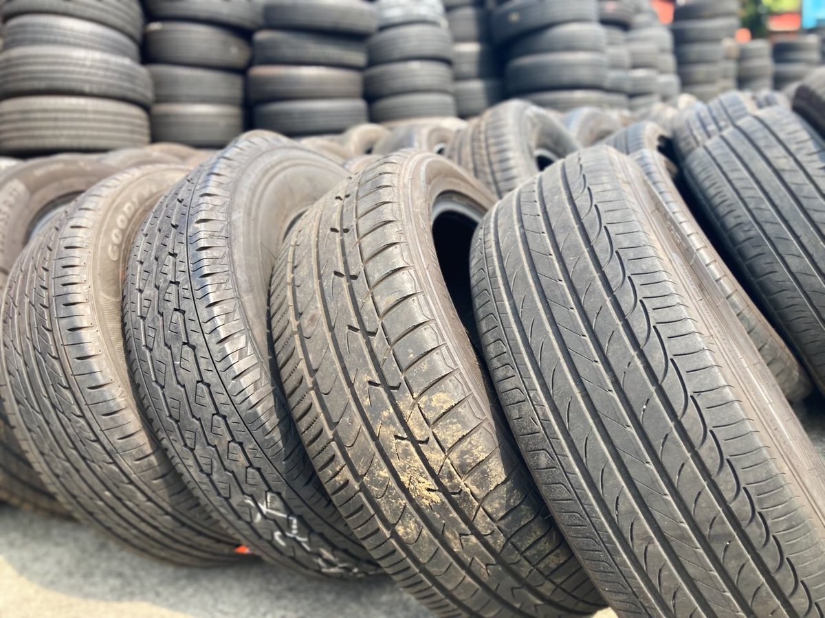 おはようございます☀
フジサワの #中古タイヤ はまず仕入れ時の検品！！山のような #タイヤ から使えそうな物を探し出し、目視でキズなどが無いかを徹底的にチェックします👀
担当者が #良品 と判断した物だけを仕入れます😆👍
持ち帰ったらさらに厳しいチェックを行なっていきます💨