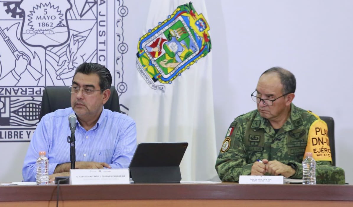 SergioSalomonC's tweet photo. 🌋🟡 #RuedaDePrensa #Popocatépetl | La @SEDENAmx ha activado el Plan DNIII, en su fase de prevención, por lo que se tienen en alerta a 500 militares que podrían desplazarse con una capacidad de transporte de 900 personas y con la capacidad de poder activar y administrar 6 albergues y establecer los comedores necesarios que podrían estar proporcionando alimentación caliente a 400 personas por albergue.
