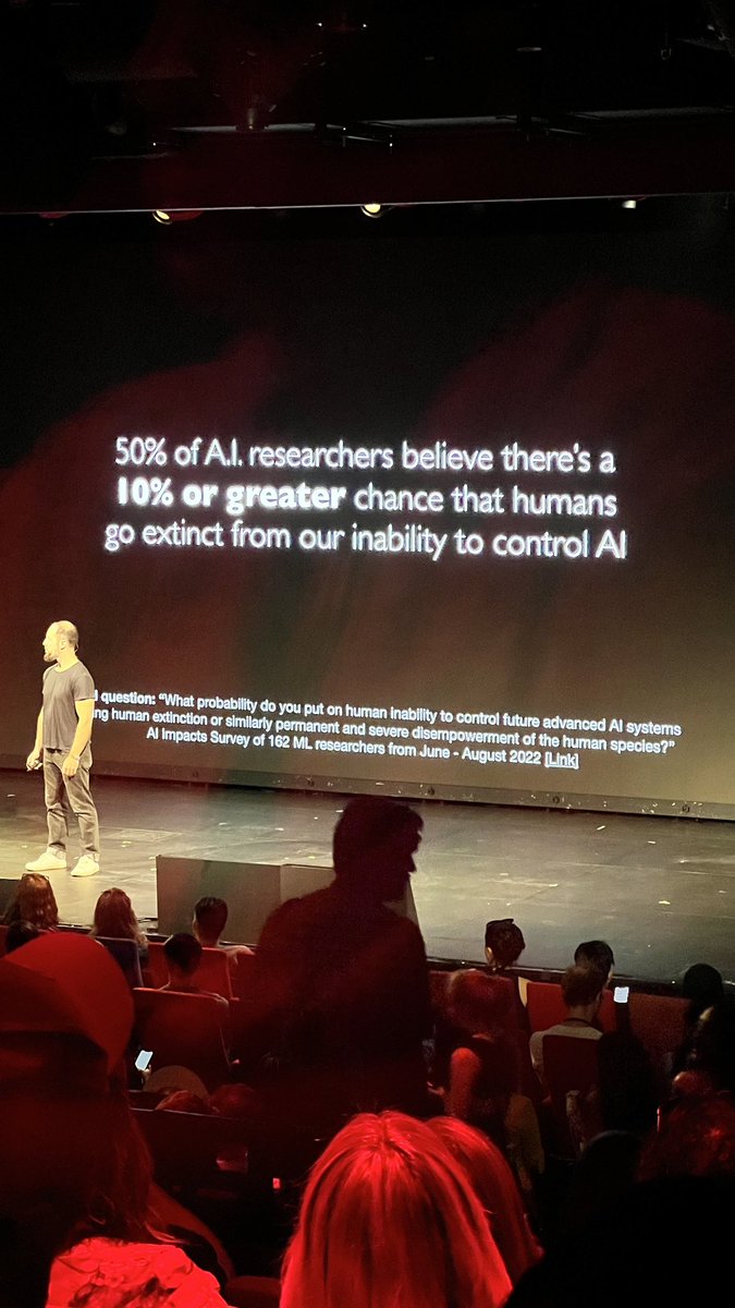 freddier's tweet photo. Con la educación en inteligencia artificial pasa algo parecido a la bomba nuclear. 

Muchos no quieren pensar en esto.

50% de expertos insisten que es urgente entender y regular AI.

No se trata de "vender con pánico": haz lo que quieras. 

Solo no ignores el tsunami que viene. https://t.co/8dMC1n33NB