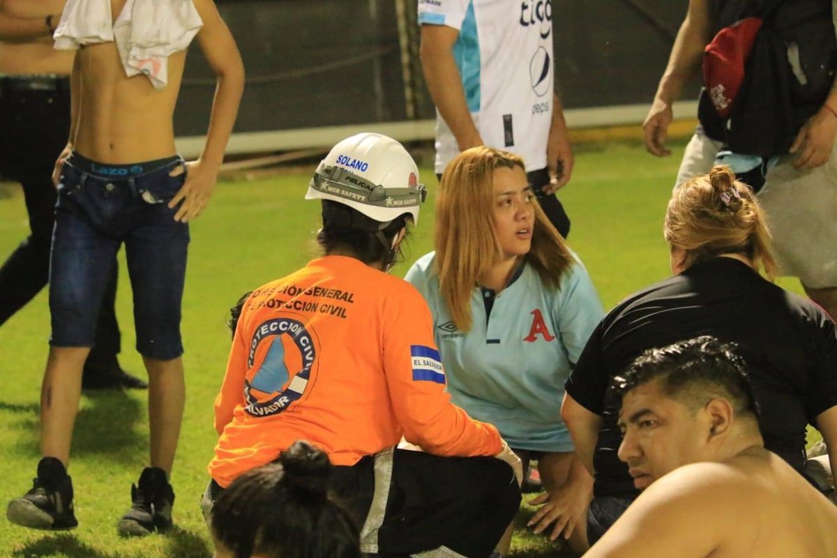 #VIRAL - “Ella es Ligia Elizabeth Rivas, doctora aficionada de FAS que sin pensarlo decidió ayudar a los aficionados del Alianza, pero eso si, se tuvo que quitar la camisa del FAS por precaución, ya que siempre pueden existir inadaptados”.