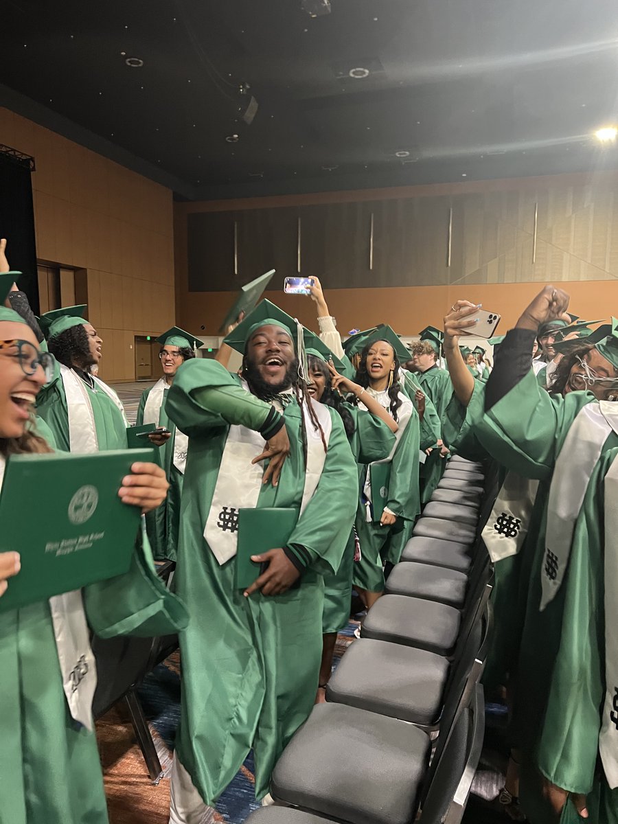 MSCSK12's tweet photo. Congratulations seniors for reaching this amazing milestone. Keep pushing and striving for excellence!
Check out more highlights from today's ceremonies. #WeStandOut
🔹 Douglass HS
🔹 Westwood HS
🔹 White Station HS
🔹 Manassas HS
(2/2) https://t.co/MGJbRQaFai