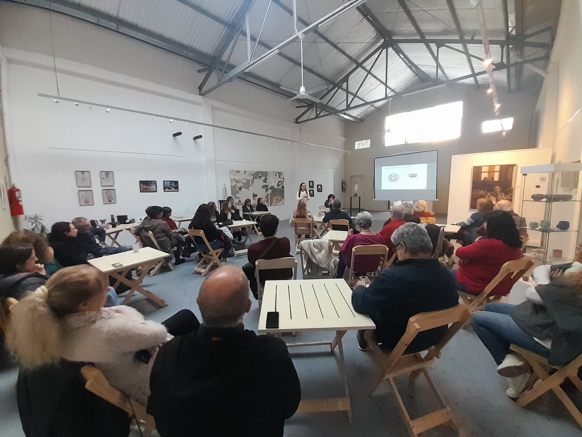 TorresBarthe's tweet photo. Espectacular charla del ciclo 40 DÍAS DE ARTE Y CAFÉ.
Presentación de Marihela Sauceda , representante del Instituto del Café de Honduras, sobre café de especialidad de Hondureño.
Degustamos uno de los  mejores cafés del mundo.

@Emprendiendo_Ar @AlberdianoArg @MARIHSAUCEDA https://t.co/kzHGCD5Lzh