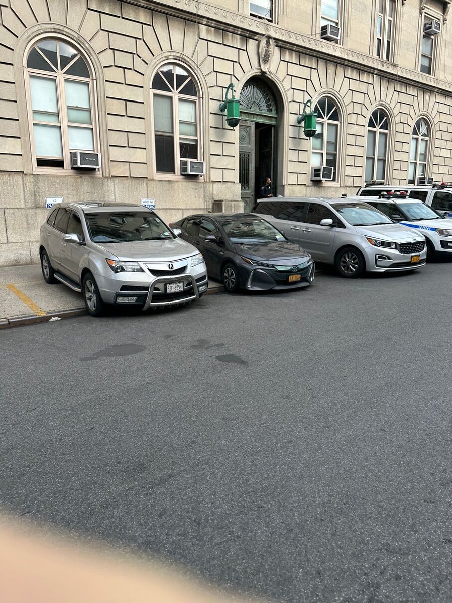 Reported_NYC's tweet photo. The driver JGZ9620 parked illegally near 62 6th Ave on May 21. This is in Brooklyn Community Board 06 #brooklyncb6 &amp; #NYPD78. #VisionZero https://t.co/bi4STPemfy