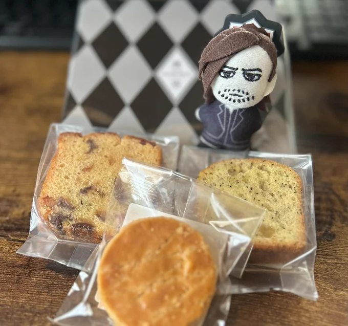 神戸と彦ぬいちゃん 京都と同じで近場過ぎて、ライブの日に観光とか名物食べたりはしないから映えない。 だが!BUCK-TICK聴かせたコム・シノワの焼き菓子ならあるよ!!