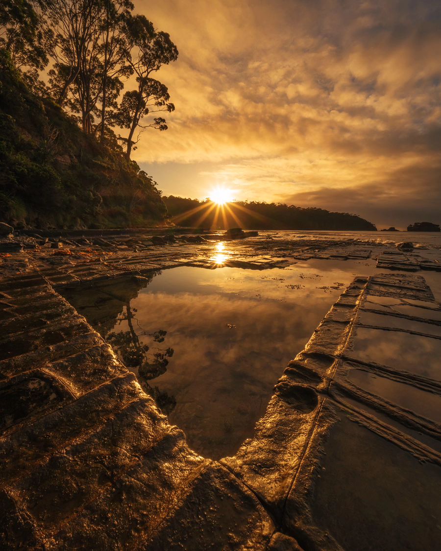 Sunrise from Tessellated Pavement on the Tasman Peninsula 🌅 The Tessellated Pavement is extremely rare, with similar rock formations found only in a few places on Earth. The rock is mostly siltstone that formed in the Permian (about 300 million years ago) 🌅 pic: Eamon Gallagher