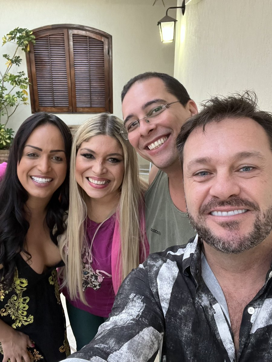 Albertbressan's tweet photo. Nosso domingo foi leve,c pessoas, amigos fãs de verdade.Começou no pastel #batpastel @Adryanaribeiro Tarde espetacular no almoço @lisagomesreal #behappy #adryanaribeiro #casalmezamo #albertbressan #lisagomes #elianadelima #ritacadillac #pastel #pagode #samba #feijoada #amigos https://t.co/G3nvthtFdU
