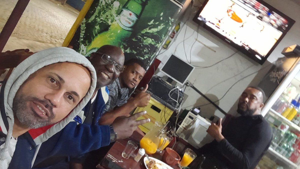 EDSONBOB8's tweet photo. #NBAnoSportv Estamos aqui em Leopoldina-MG ligados na Sportv2 NBA play-offs 
Edson Bob, Michel, Anderson Durval, Hunk, Kzé,  Allam e Odila. https://t.co/pyLZHd2sJv