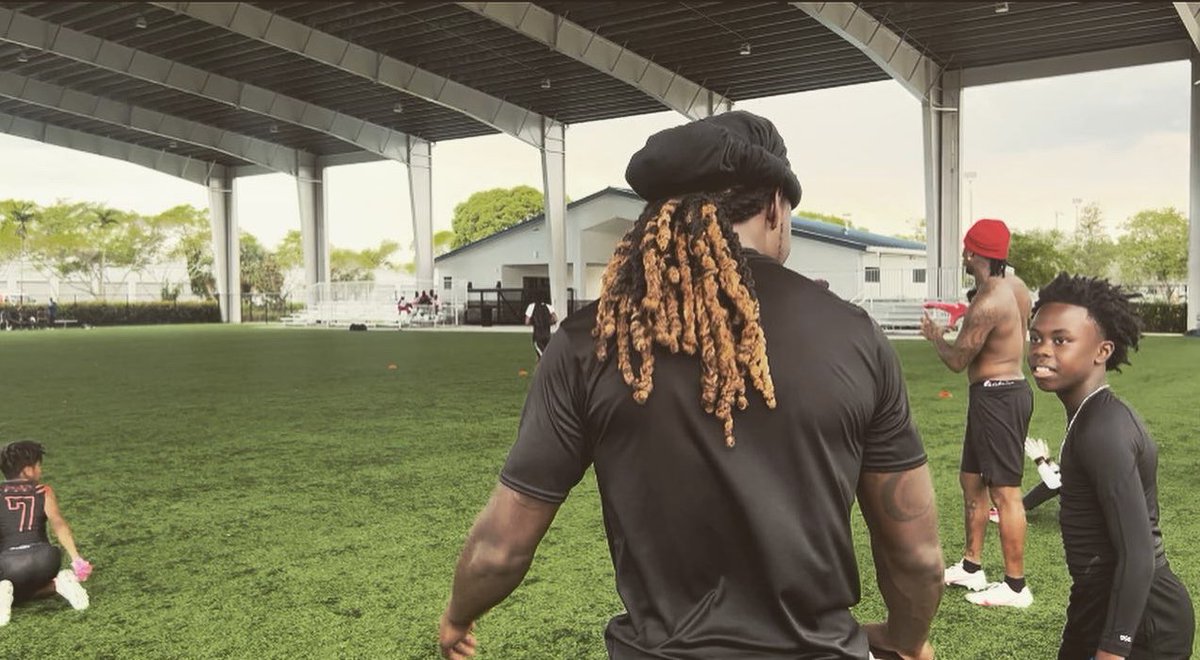 DBRecipe_'s tweet photo. Communication is essential. When you can talk to someone & not at them. The message can be received & not deflected. This is when you see & feel real results. #DBRecipe 🖤♨️🤞🏿 https://t.co/niMjif5aG3