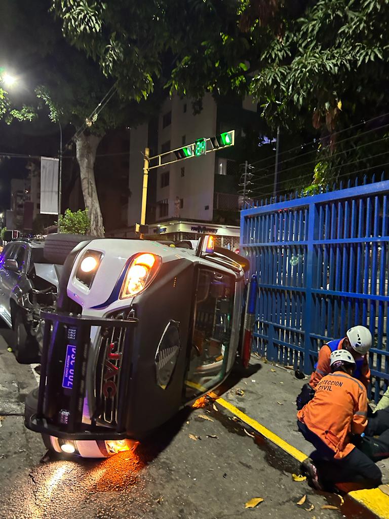 fmonroy's tweet photo. Hace pocos minutos, una Toyota negra se llevó por delante (comiéndose la luz) a una de las nuevas patrullas de @polichacao en la intersección de la 2da Avenida con 1era transversal de Los Palos Grandes. Los agentes policiales y el causante de la colisión están en observación https://t.co/BPU9m4Ko2n