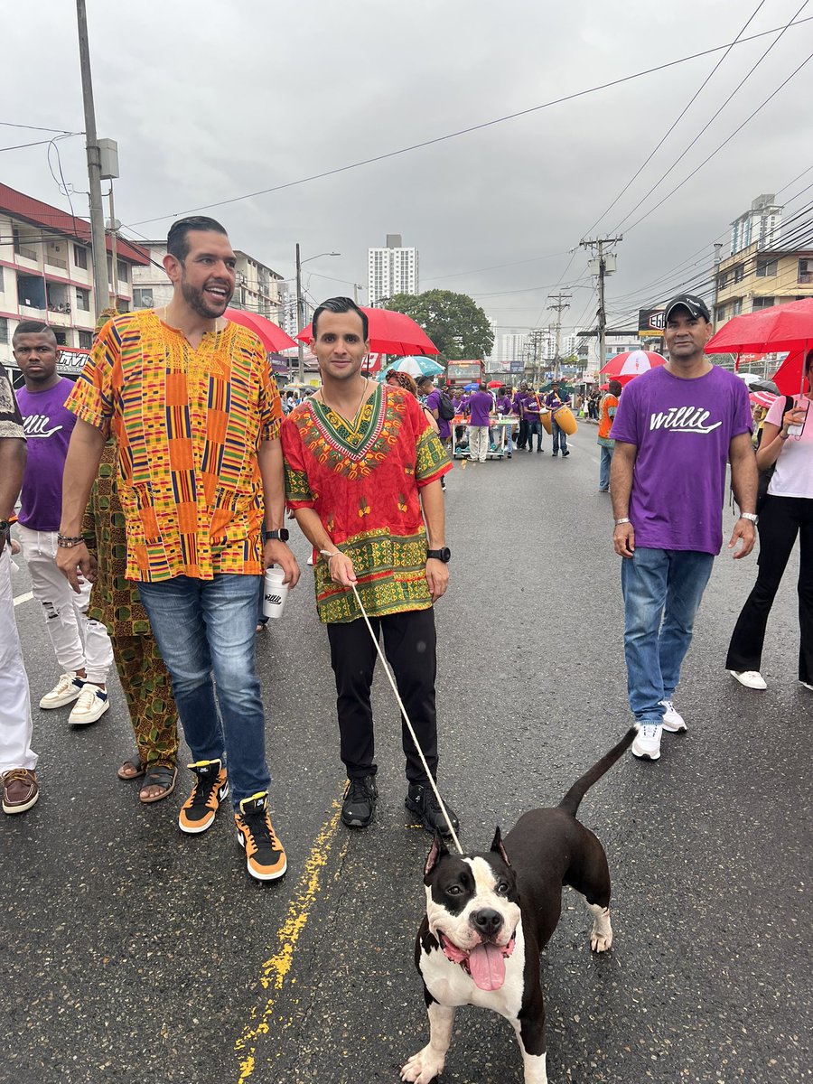 AlbertitoGuerra's tweet photo. RIO ABAJO!

Ni la lluvia pudo detener nuestra delegación de la City. Hoy grubiamos, bailamos, nos reímos, nos mojamos caminando el desfile de la Etnia Negra.
Nunca me había vestido de chombo y la verdad es que la tripiamos. 
@WillieBermudezR GRAN DIA 🔴🟢🟡🔝 https://t.co/qTiTX1uuhh