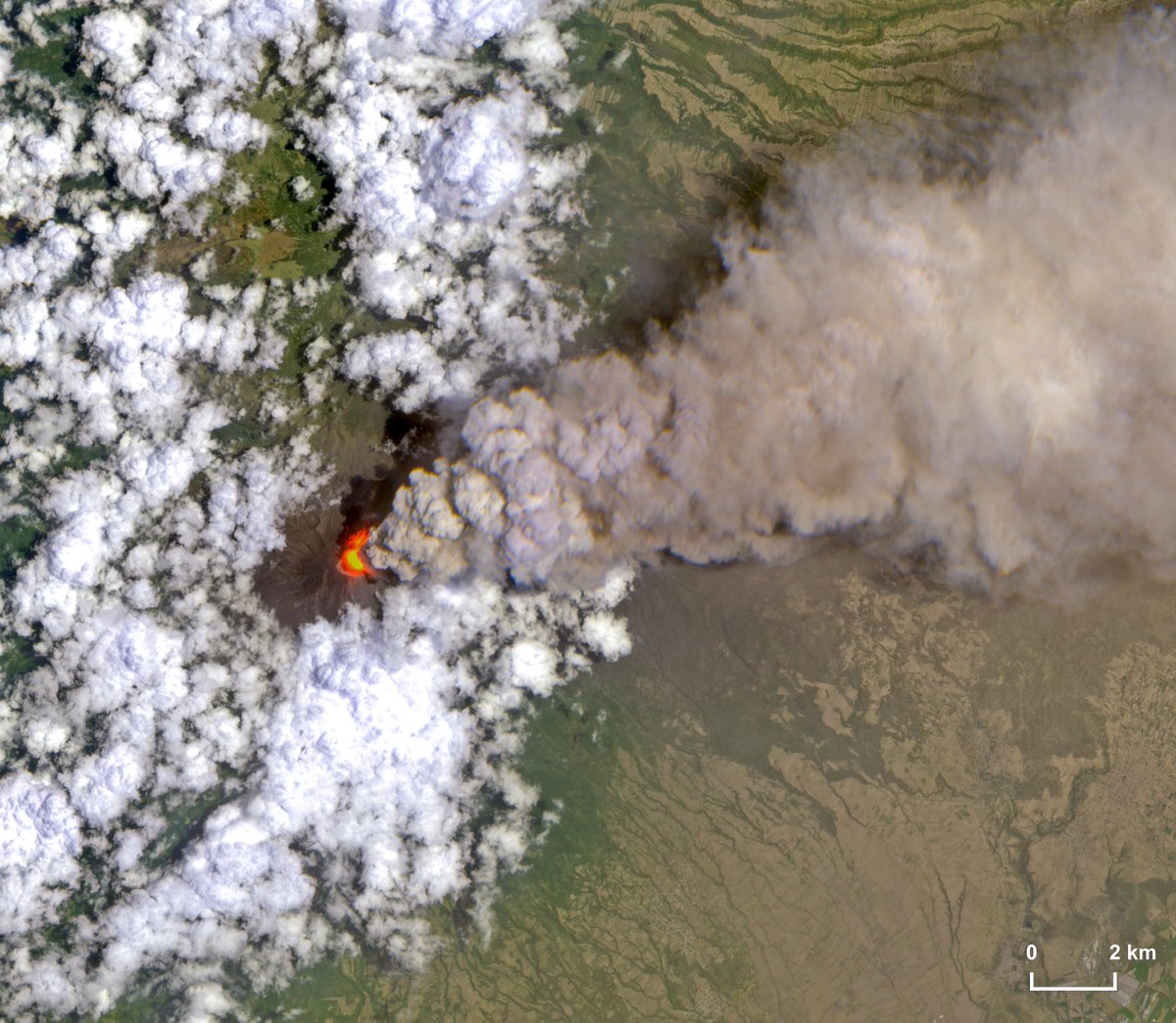 or_bit_eye's tweet photo. ⚠️🔴🌋Powerful explosions and heavy emissions of gas and ash mark the current high volcanic activity of #Popocatepetl. Here the latest #Sentinel2 📸of May 21 showing the strong thermal signal in the crater and a massive plume flying eastward.#Mexico #amarillofase2 #Volcàn https://t.co/AnIfFXm4aB