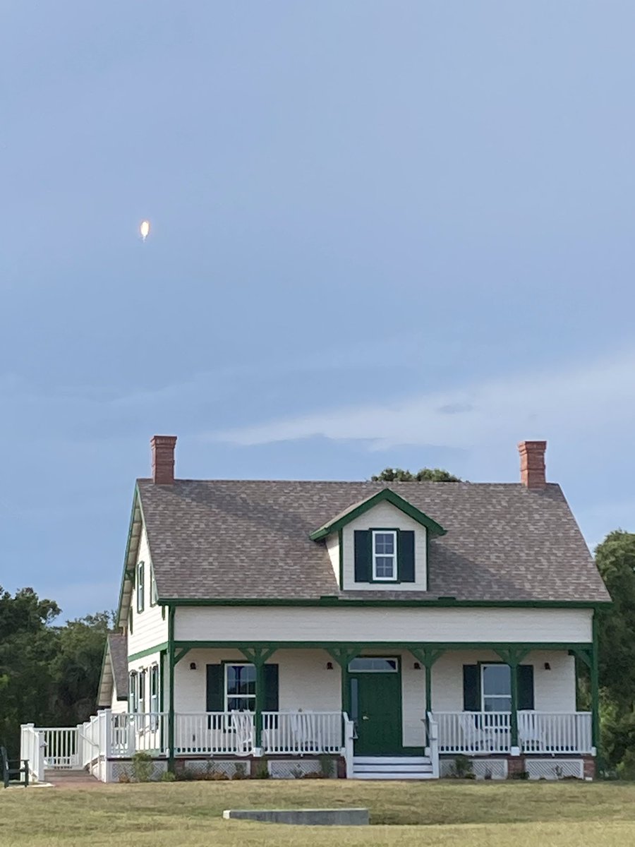 CapiAndreV's tweet image. SpaceX Falcon 9 / Dragon Crew Axiom-2 launch &amp;amp; landing @ Cape Canaveral Lighthouse 🚀