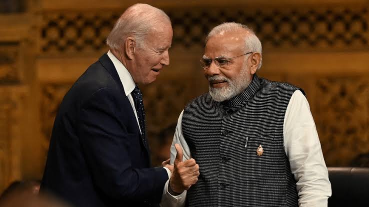 RishikeshK_'s tweet image. US President Biden jokes about asking for PM Modi&apos;s autograph in Hiroshima. Biden acknowledges Modi&apos;s popularity and the flood of requests for his event. Australian PM Albanese shares similar experience. #BidenModiMeeting #ModiMania