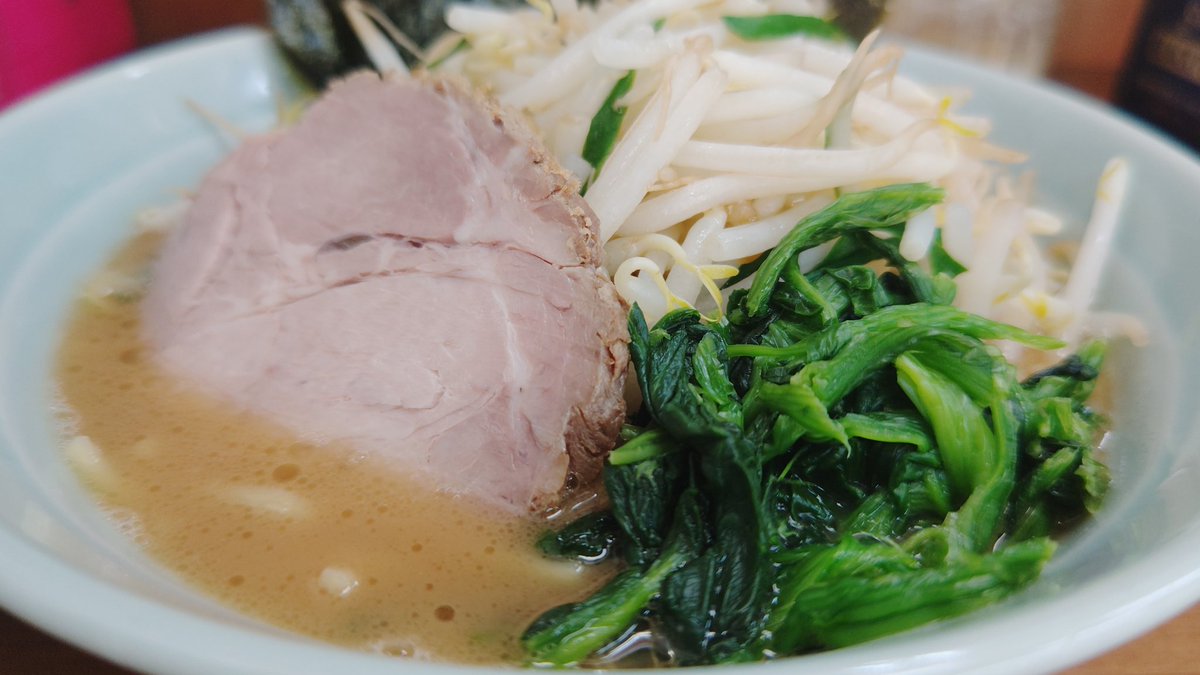 beerzcute's tweet photo. 5月22日！本日の仕事は、北千住！
麺は、『横浜ラーメン 武蔵家』へ上陸！
朝6時の開店から賑わう店内で！
鶏油で輝く豚骨醤油スープを満喫！
大量シャキシャキもやしやニラに！
チャーシューなど具材と麺で栄養補給！
締めはスープに海苔浸して白米！
ニラもやしラーメンでした！
#ラーメン #イマソラ https://t.co/nMwFX7oBqz
