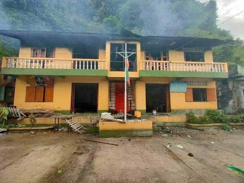 MannShein1's tweet image. PDFs had attacked the heinous SAC militias in Kyaukkar vlg,#Palaw tsp,#Taninthayi Div at 22:00 hrs,May19&amp;amp; blazed the Administration office , destroyed the leader's home. Seized 2 guns.KTM
#WarCrimesOfJunta
#2023May22Coup 
#WhatsHappeninglnMyanmar