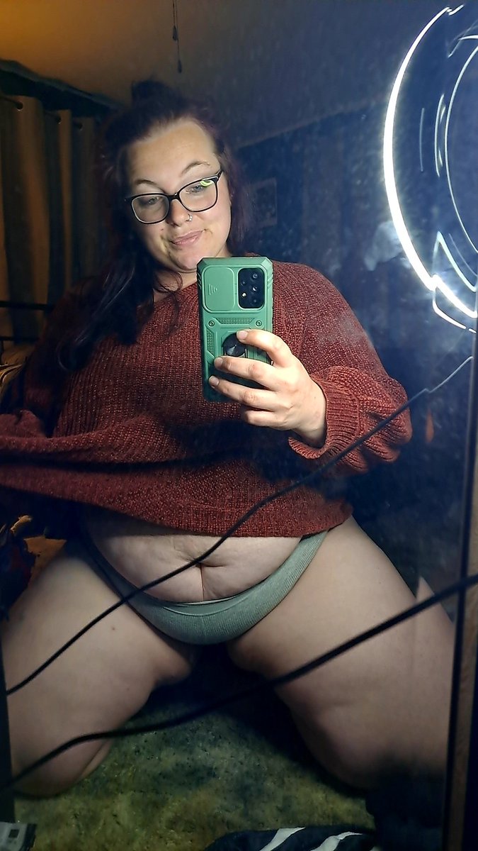LAsh8xx's tweet photo. Just another dirty mirror selfie😂🤷‍♀️

🔁&amp;❤️ if you'd like me sitting on your face instead https://t.co/10RcOmR7wu