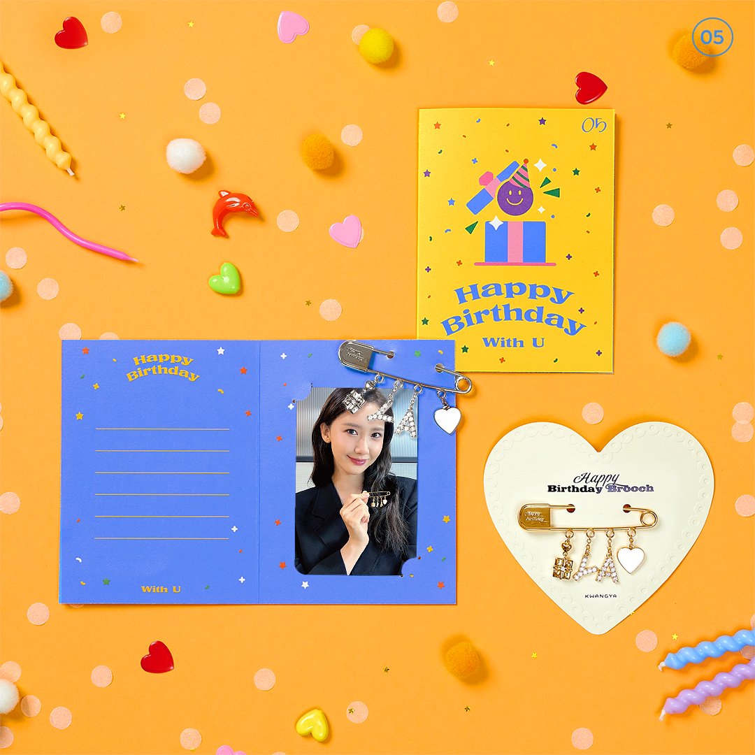 YOONA의 생일을 기념하는 ARTIST BIRTHDAY BROOCH&amp;BIRTHDAY CARD를 만나보세요!🥳
아티스트의 이니셜로 포인트를 준 러블리한 드롭 스타일 브로치 2종과 축하 메시지도 적을 수 있는 귀여운 생일카드까지! 
브로치를 생일 카드에 걸어 데스크 소품으로 활용 해 보는건 어떨까요?