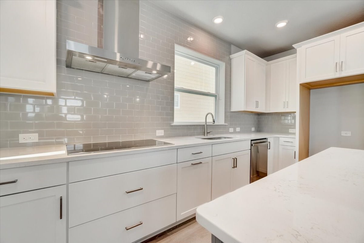 DavidWeekley's tweet photo. Make a distinguished first impression from the front door and offer superb comforts for quiet evenings together in The Zeppelin. Explore more: https://t.co/2NA3NJgzSh
#NewHomeowner #Home #HowYouHome #DavidWeekleyHomes https://t.co/Ihx268D62H