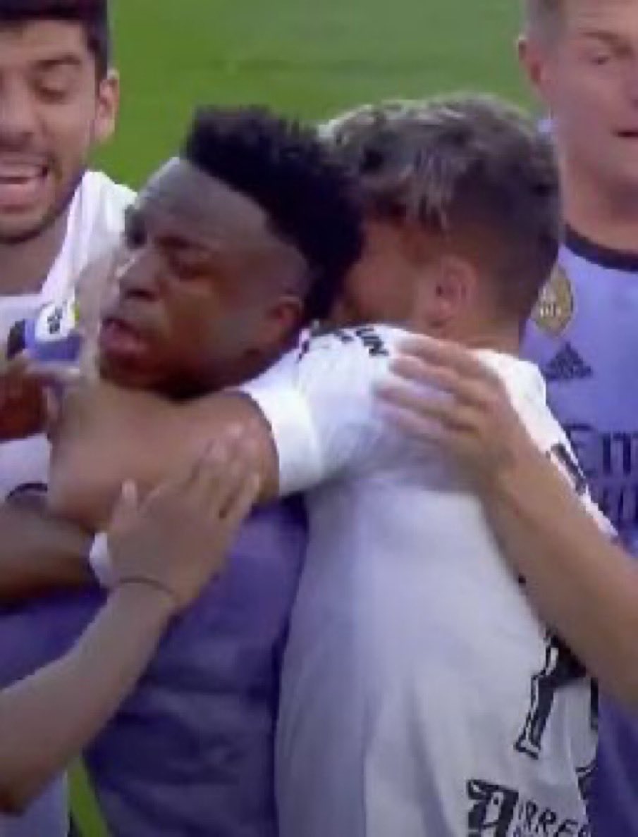 Claudio99611562's tweet photo. @marc98martinez Que Malo es Vinicius, insultando y golpeando a compañeros que lo único que quieren es abrazarlo y darle cariño. Eres malo Vinicius, muy malo 🤔😠😠😐🤐🤐 https://t.co/zZtL8JmlGC
