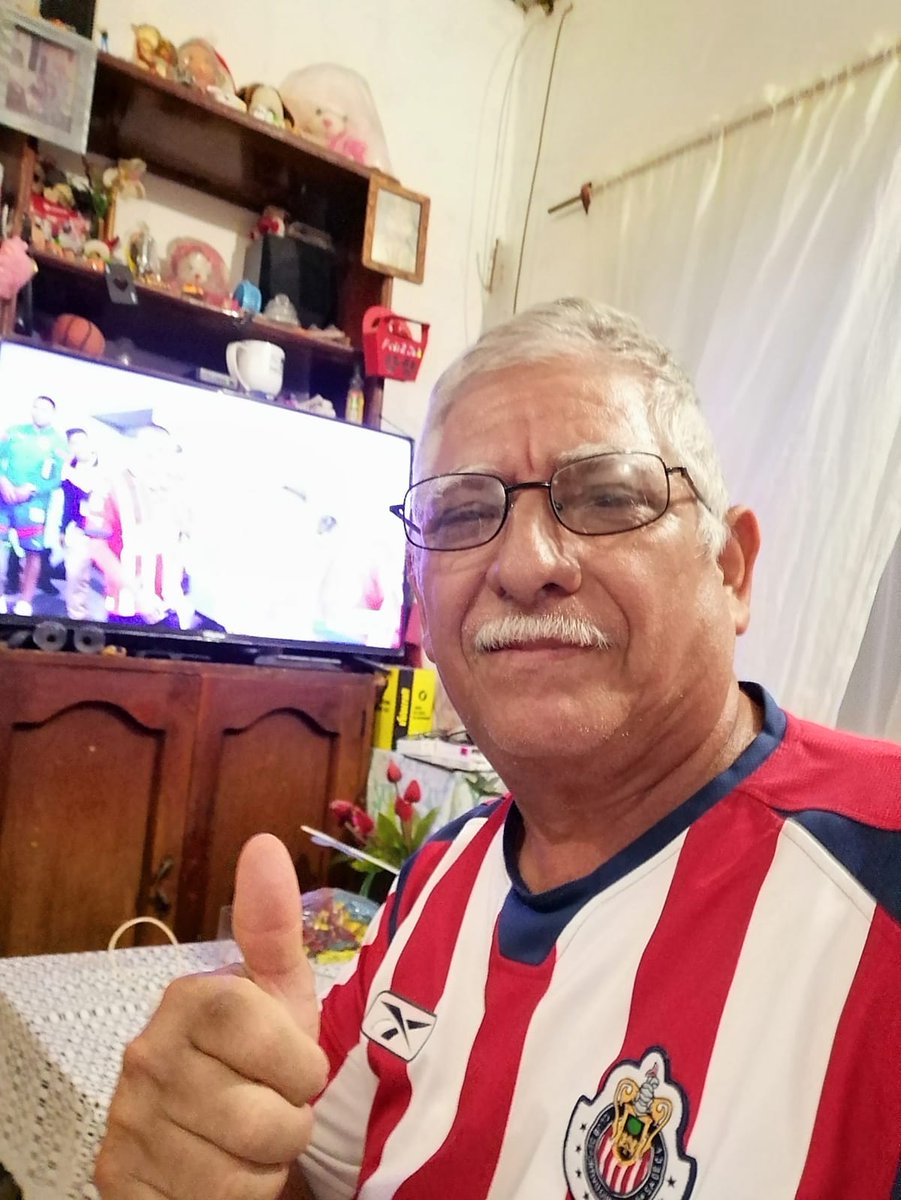 javan215's tweet photo. #aztecaso saludos desde Veracruz Puerto mi viejo viendo el partido de sus chivas yo soy chorizopawer https://t.co/dCYGNNSmwH