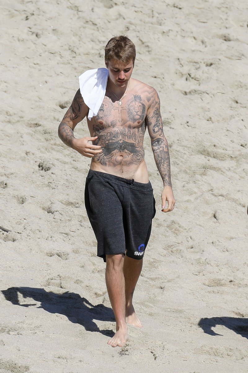 Bee on Twitter "Justin Bieber with no underwear flashing his pubes at